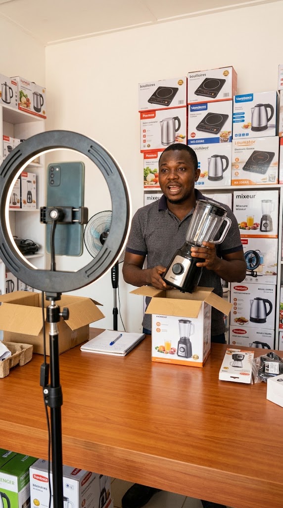Un vendeur présente un mixeur pendant son live